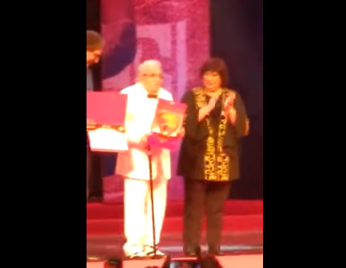 فاروق فلوكس يعتذر لوالده عن أمر فعله قبل 60 عاماً